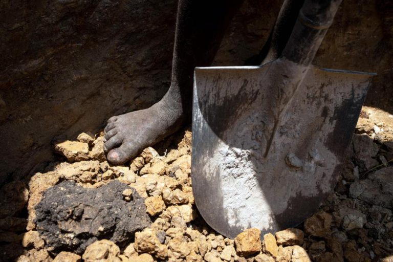 OPERAÇÕES DE SOCORRO EM MINA EM ANGOLA PROSSEGUEM SEM SE ENCONTRAR MAIS CORPOS