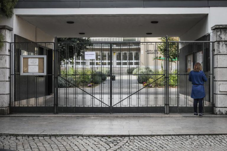 DEZENAS DE ESCOLAS FECHADAS DEVIDO À GREVE DOS TRABALHADORES NÃO DOCENTES