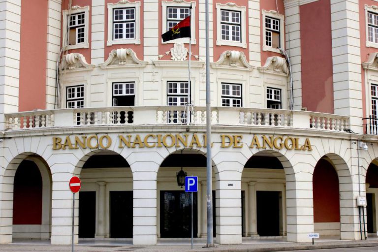 BANCO CENTRAL ANGOLANO DISPONIBILIZOU EM FEVEREIRO QUASE 1.000 MUSD EM DIVISAS