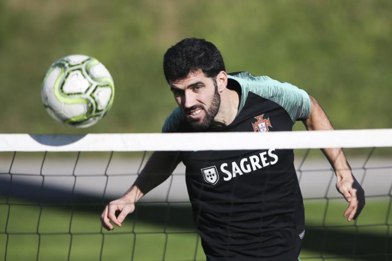 LUÍS NETO ASSINA COM O SPORTING POR TRÊS ANOS