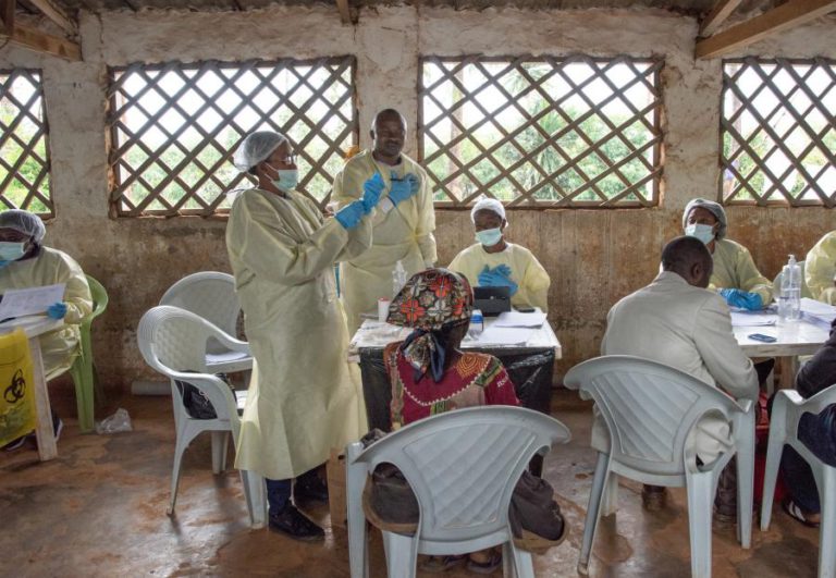 GOVERNO DA RDCONGO E OMS GEREM CENTRO DE TRATAMENTO DE ÉBOLA ABANDONADO APÓS ATAQUE