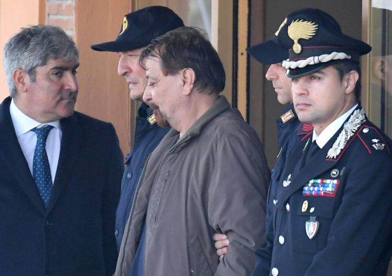 ITALIANO CESARE BATTISTI RECONHECE RESPONSABILIDADE POR QUATRO MORTES