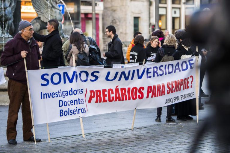 PRECÁRIOS DA U.PORTO DESESPERADOS COM CHUMBO NO PREVPAP COMEÇAM A EMIGRAR