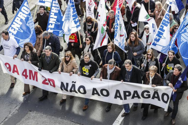 PROFESSORES FAZEM “TESTE DO ALGODÃO” À LUTA NUM TERREIRO DO PAÇO QUE “NÃO ENGANA”