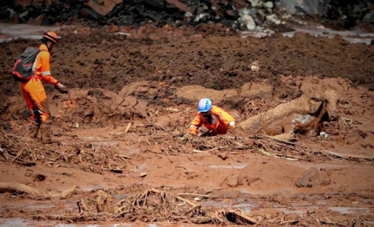BOMBEIROS AINDA PROCURAM 93 CORPOS DOIS MESES APÓS RUTURA DA BARRAGEM DE BRUMADINHO