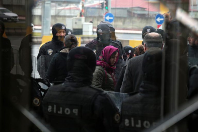 POLÍCIA PRENDE SETE PESSOAS E CAUSA DANOS NUMA DAS SEDES DO TERCEIRO MAIOR PARTIDO NA TURQUIA