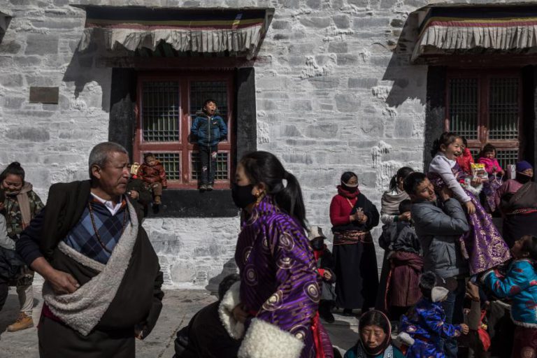 CHINA ENFATIZA DESENVOLVIMENTO DO TIBETE E CRITICA ANTIGA CLASSE DOMINANTE