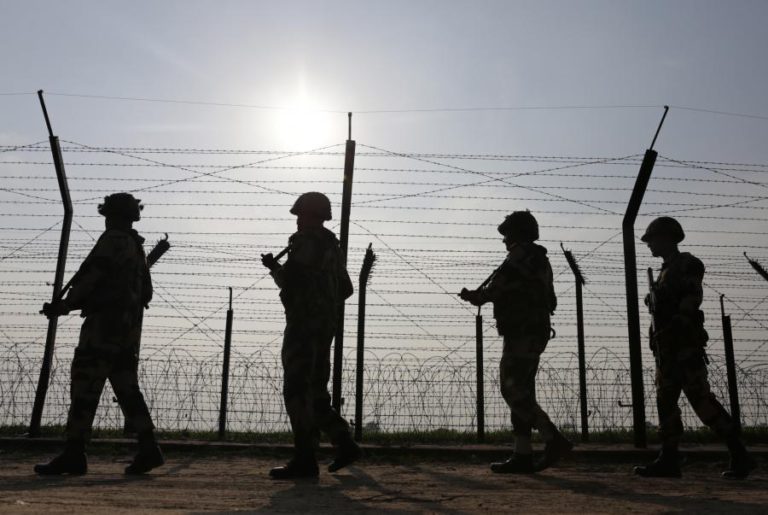 PILOTO INDIANO CAPTURADO NO PAQUISTÃO CONDUZIDO À FRONTEIRA DE WAGAH