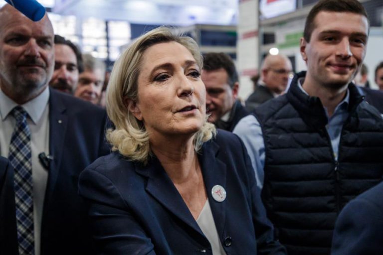 MARINE LE PEN PEDE AO GOVERNO FRANCÊS QUE SUSPENDA CONCESSÃO DE VISTOS A ARGELINOS