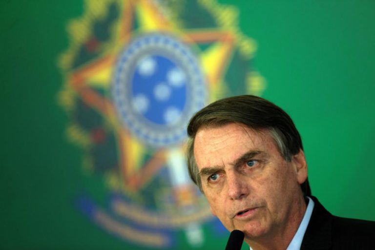 BOLSONARO DIZ SER FAVORÁVEL AO MURO DE TRUMP NA FRONTEIRA DO MÉXICO