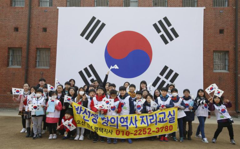 PRESIDENTE DA COREIA DO SUL QUER PAZ ENTRE AS COREIAS E AVANÇAR PARA A UNIFICAÇÃO