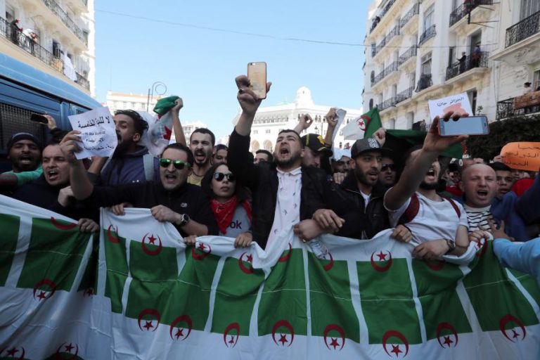 CENTENAS DE ESTUDANTES MANIFESTAM-SE NA ARGÉLIA CONTRA QUINTO MANDATO DE BOUTEFLIKA