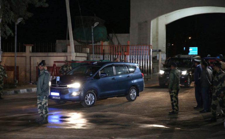 PAQUISTÃO ENTREGA À ÍNDIA PILOTO CAPTURADO E LIBERTADO NUM “GESTO DE PAZ”