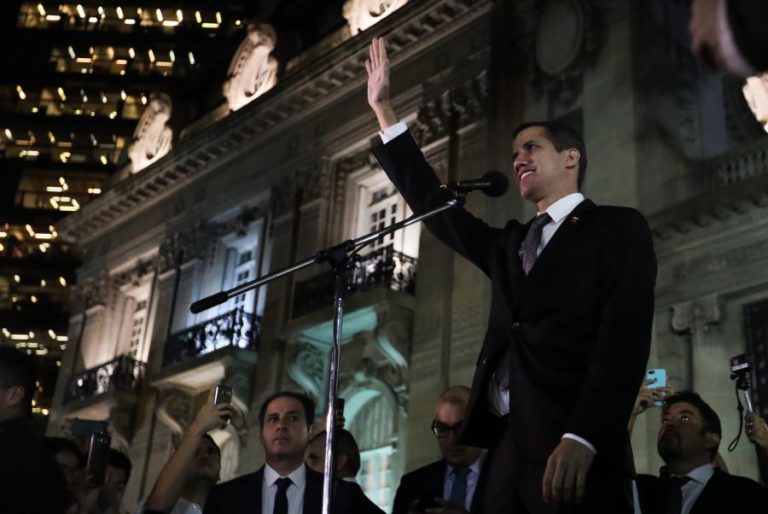 EUA EXIGEM REGRESSO SEGURO DE GUAIDÓ À VENEZUELA E AMEAÇAM RESPONDER A INCIDENTES
