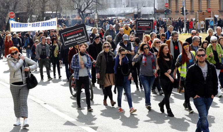 CENTENAS DE JORNALISTAS CROATAS EM MANIFESTAÇÃO CONTRA A CENSURA EM ZAGREB