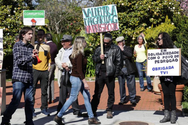 DEZENAS DE MANIFESTANTES EM PEDRÓGÃO GRANDE RECEBIDOS COM RESISTÊNCIA VERBAL DE RESIDENTES