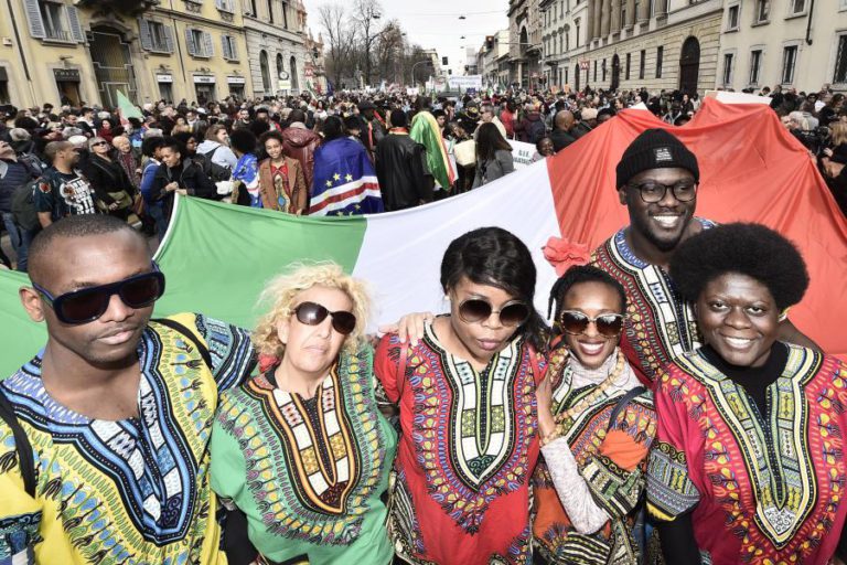MILHARES DE PESSOAS MANIFESTAM-SE EM MILÃO CONTRA O RACISMO E PELOS DIREITOS SOCIAIS