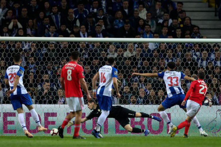BENFICA VENCE FC PORTO E É NOVO LÍDER DA I LIGA