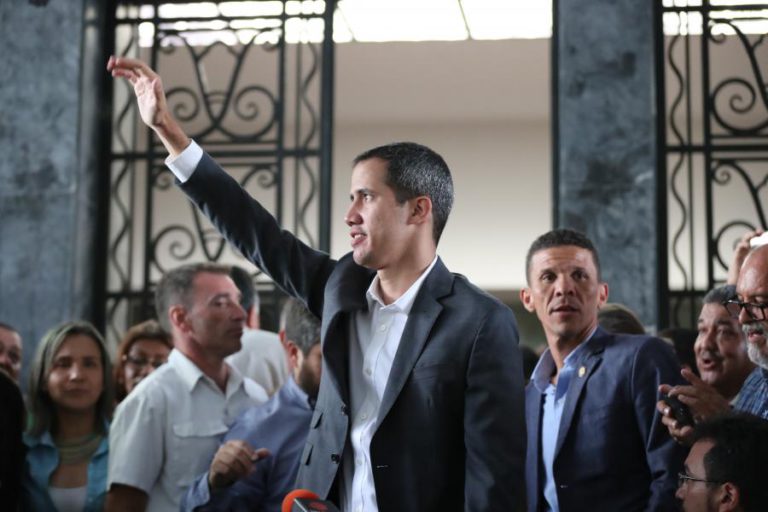 JUAN GUAIDÓ ANUNCIA GREVE NA ADMINISTRAÇÃO PÚBLICA VENEZUELANA