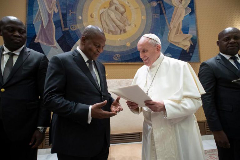 PAPA RECEBE PRESIDENTE CENTRO-AFRICANO E ENCORAJA PROCESSO DE RECONCILIAÇÃO