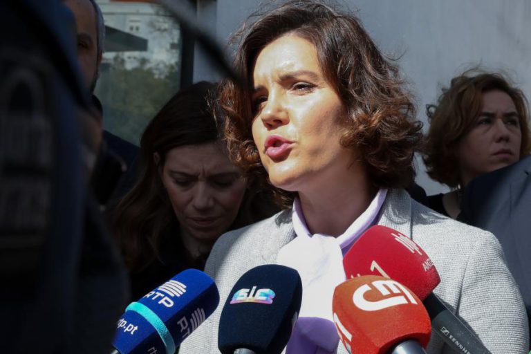 ASSUNÇÃO CRISTAS ACUSA COSTA DE PINTAR DE COR DE ROSA SITUAÇÃO DA SAÚDE