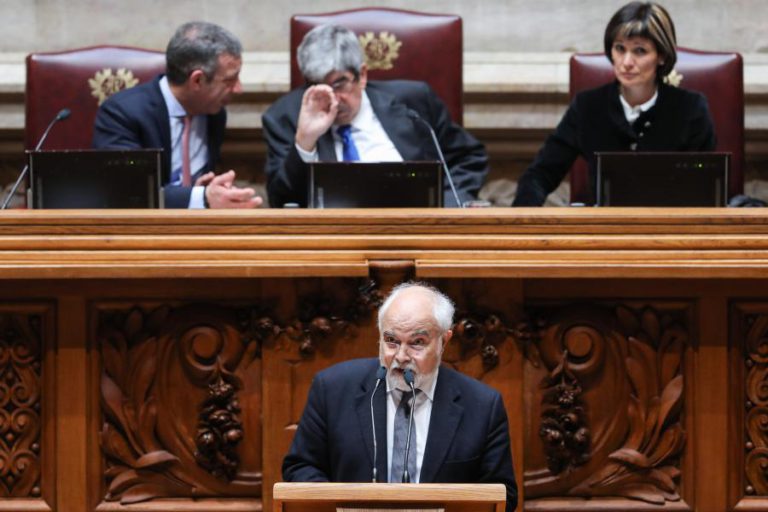 PARLAMENTO APROVA RESOLUÇÃO PARA GOVERNO ADOTAR MEDIDAS CONTRA DESINFORMAÇÃO