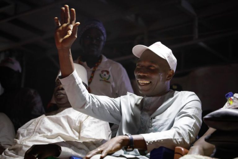 GUINÉ-BISSAU/ELEIÇÕES: OITO HORAS À ESPERA DE OUVIR O LÍDER DISCURSAR DEZ MINUTOS