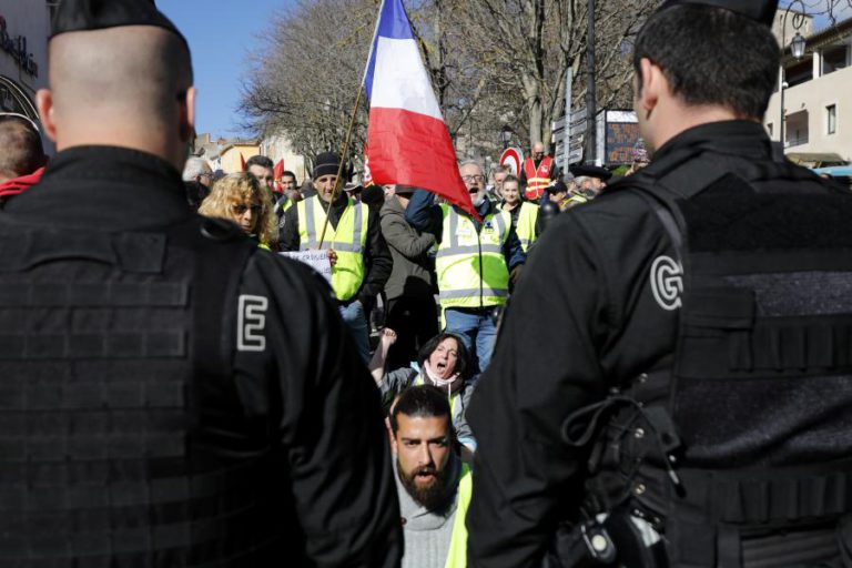 COLETES AMARELOS ENTRAM EM CONFRONTO COM A POLÍCIA EM PARIS