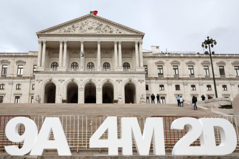 BLOCO E PCP PEDEM APRECIAÇÃO PARLAMENTAR DO DECRETO SOBRE TEMPO DE SERVIÇO DOS PROFESSORES