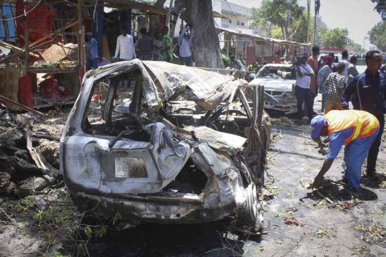DUAS EXPLOSÕES E TROCA DE TIROS NO CENTRO DE MOGADÍSCIO JUNTO AOS MINISTÉRIOS