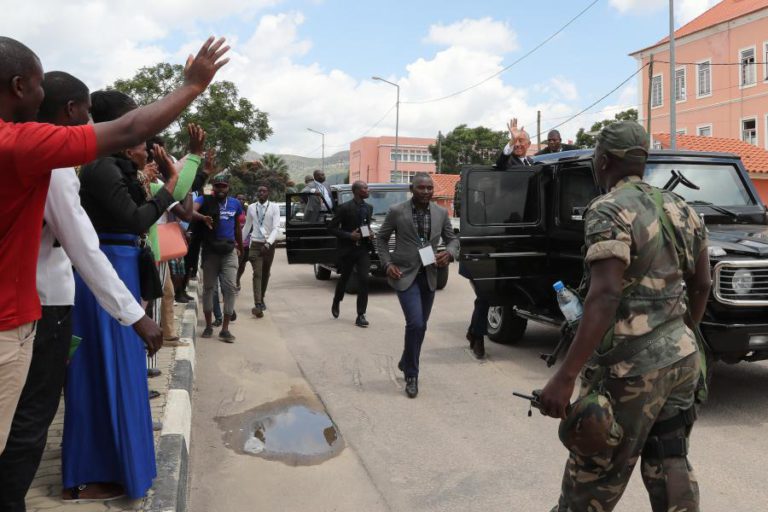 MARCELO LEVOU DUAS HORAS A SAUDAR O POVO NA CHEGADA AO LUBANGO