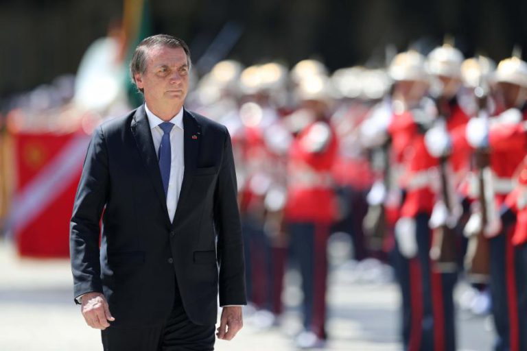 BOLSONARO REFERE-SE AS MULHERES COMO “JOIAS RARAS” E PROMETE MAIS REPRESENTAÇÃO NO BRASIL