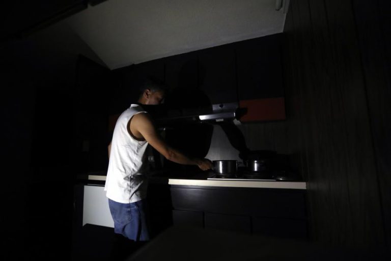 NOVO APAGÃO DEIXA GRANDE PARTE DA VENEZUELA ÀS ESCURAS, GOVERNO DENUNCIA “SABOTAGEM”