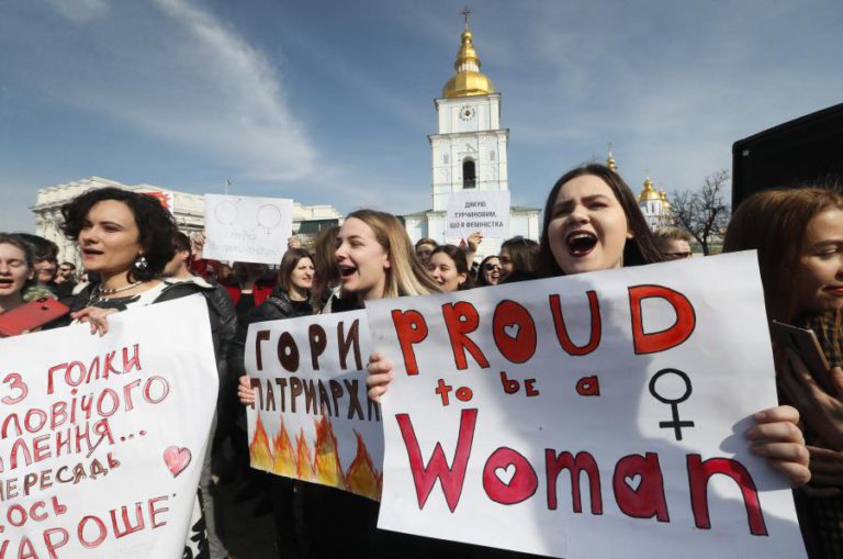 DIA INTERNACIONAL DA MULHER ASSINALADO NO MUNDO POR MARCHAS, GREVES E APELOS