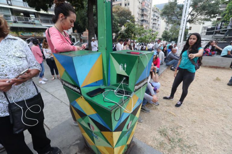 POPULAÇÃO PROCURA SINAL DE TELEMÓVEL PARA TENTAR SABER NOTÍCIAS DOS FAMILIARES