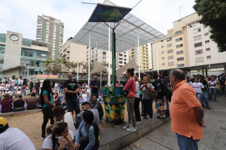 ENERGIA RESTABELECIDA EM ZONAS DE CARACAS MAS RESTO DO PAÍS ESTÁ SEM LUZ HÁ 40 HORAS