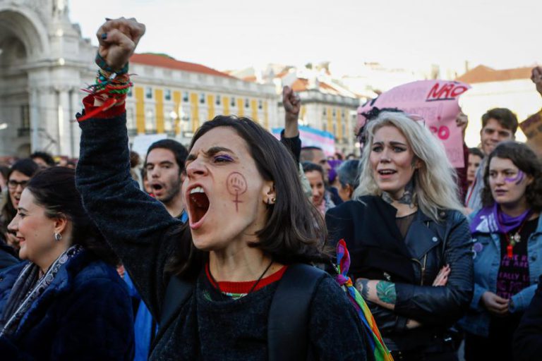 MILHARES PROMETEM MUDAR O MUNDO EM MANIFESTAÇÃO FEMINISTA EM LISBOA