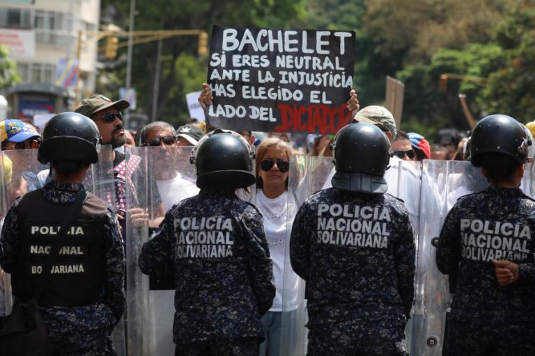 POLÍCIA RECORRE A GÁS LACRIMOGÉNEO PARA DISPERSAR MANIFESTAÇÃO DA OPOSIÇÃO VENEZUELANA