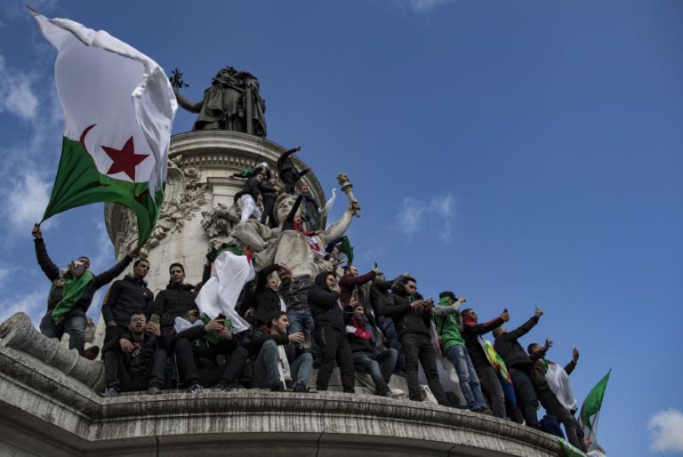 MILHARES DE ARGELINOS EM PARIS EXIGEM RENÚNCIA DE BOUTEFLIKA A UM QUINTO MANDATO