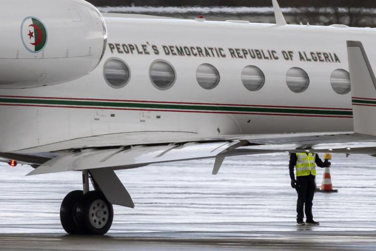 BOUTEFLIKA REGRESSA À ARGÉLIA APÓS 15 DIAS HOSPITALIZADO E EM PLENOS PROTESTOS
