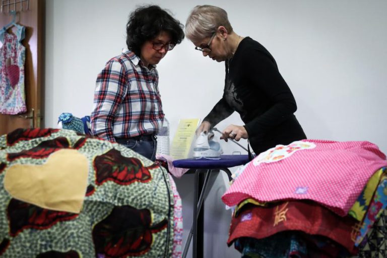 VOLUNTÁRIAS COSTURAM VESTIDOS PARA CRIANÇAS CARENCIADAS NO MUNDO