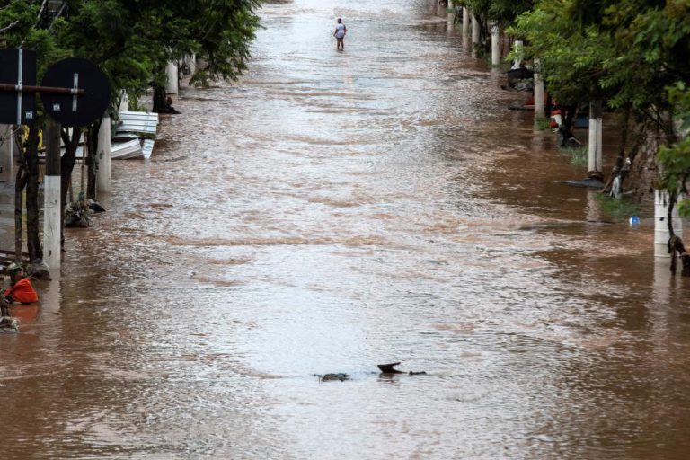 CHUVA CAUSOU PELO MENOS 12 MORTES NA CIDADE BRASILEIRA DE SÃO PAULO