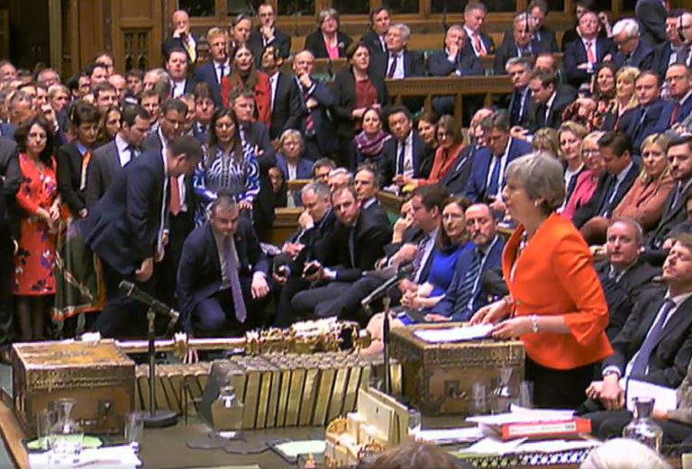 DEPUTADOS BRITÂNICOS REJEITAM QUALQUER POSSIBILIDADE DE SAÍDA SEM ACORDO