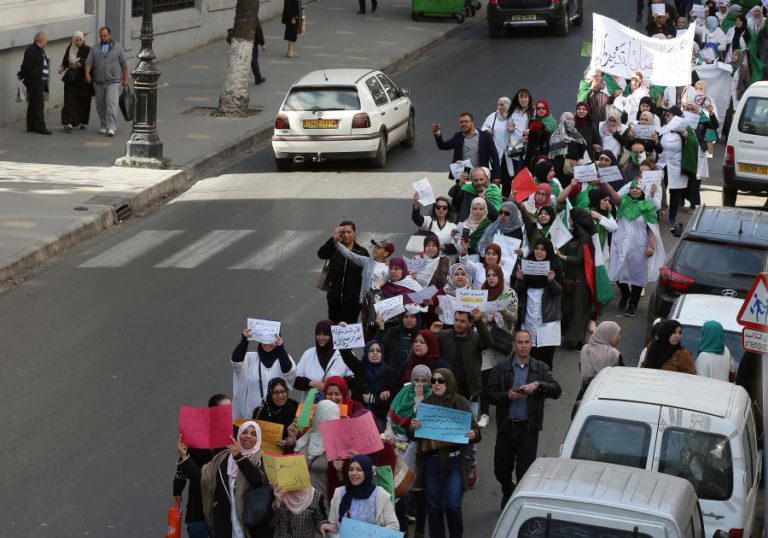 PROFESSORES E ALUNOS MANIFESTAM-SE NA CAPITAL DA ARGÉLIA POR “UM FUTURO MELHOR”