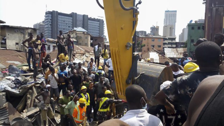 DOZE MORTOS E 43 FERIDOS EM COLAPSO DE EDIFÍCIO NA NIGÉRIA