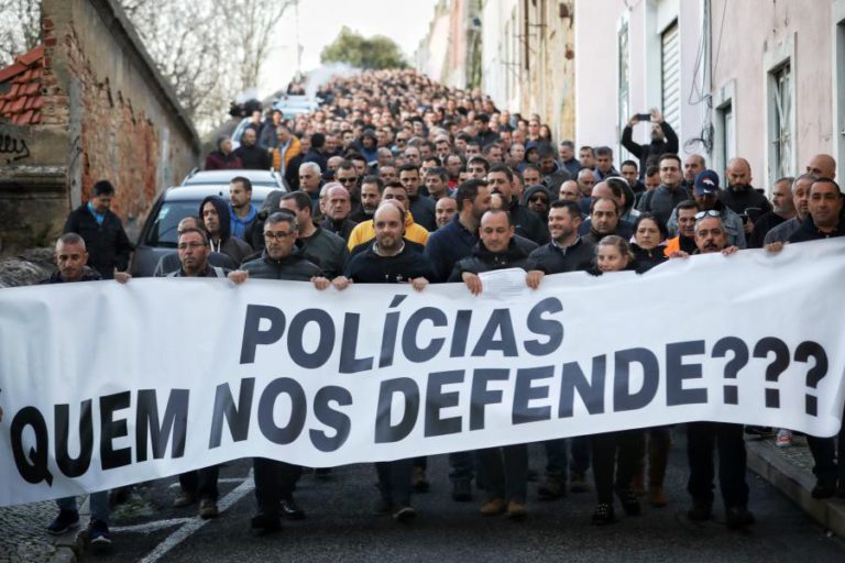 MAIS DE UM MILHAR DE POLÍCIAS DESFILA POR LISBOA EM PROTESTO CONTRA O GOVERNO