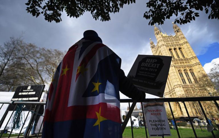 MAIS DE 3,5 MILHÕES DE PESSOAS ASSINARAM PETIÇÃO ‘ONLINE’ CONTRA O ‘BREXIT’