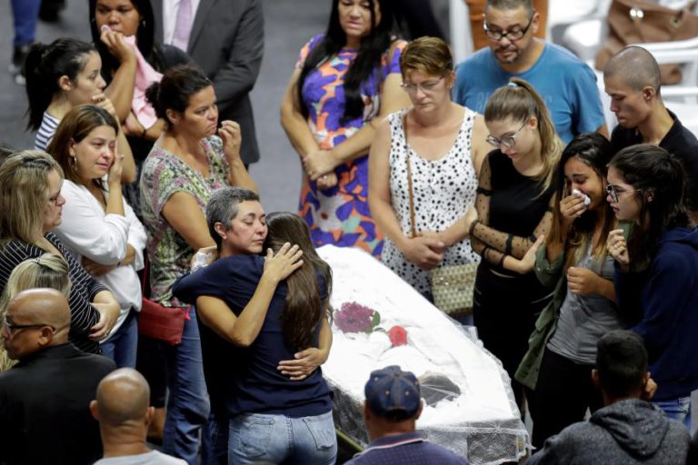 MAIS DE CINCO MIL PESSOAS JÁ ESTIVERAM NO VELÓRIO DE SEIS VÍTIMAS DE MASSACRE EM ESCOLA NO BRASIL