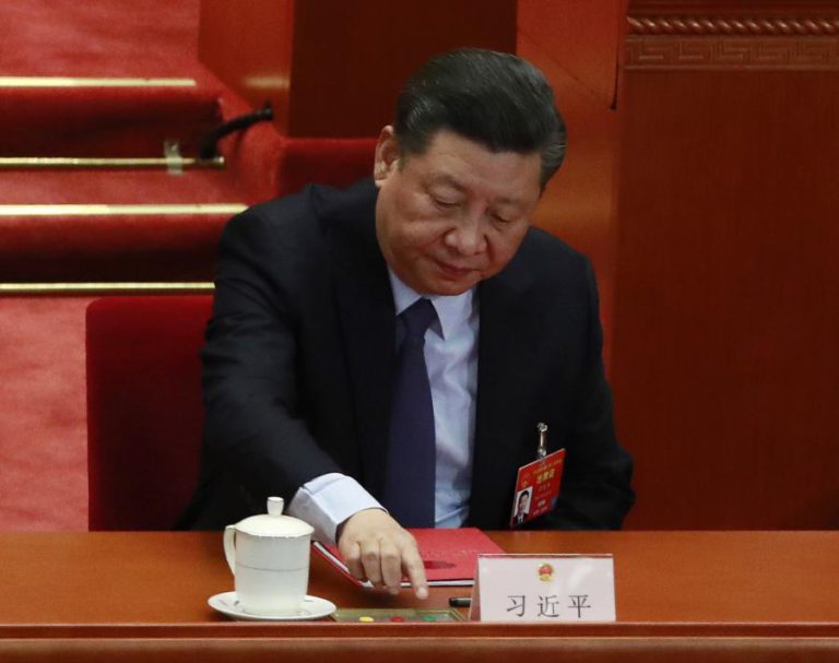 XI JINPING ROMPE COM MODA DO COMUNISMO CHINÊS E ASSUME CABELOS GRISALHOS