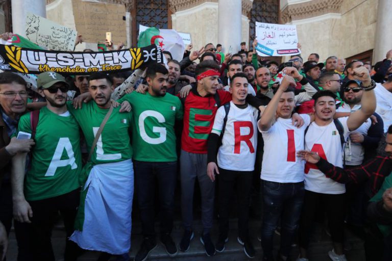 MILHARES DE MANIFESTANTES NAS RUAS DE ARGEL PEDEM O AFASTAMENTO DE BOUTEFLIKA